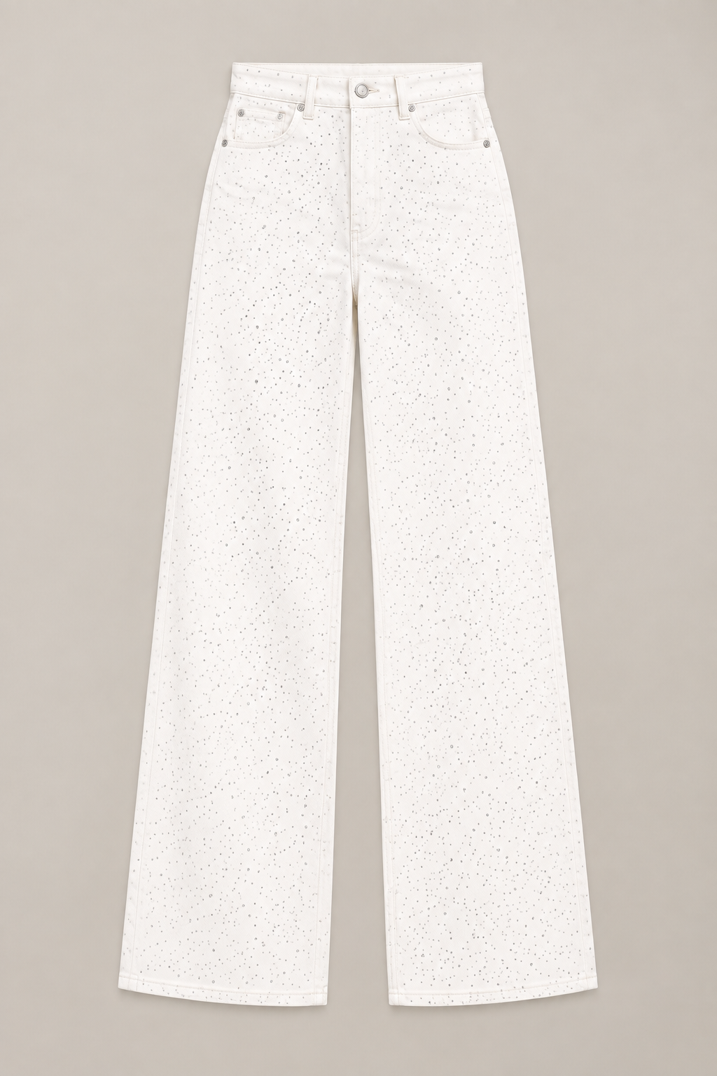 Vista frontal del jean blanco wide leg con brillos
